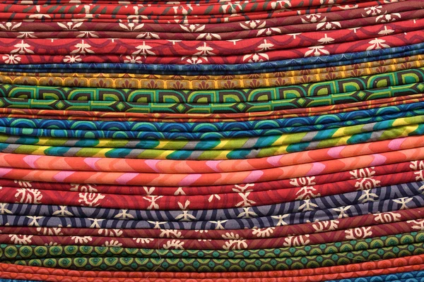 Heap of cloth fabrics at a local market in India. — Stock Photo, Image