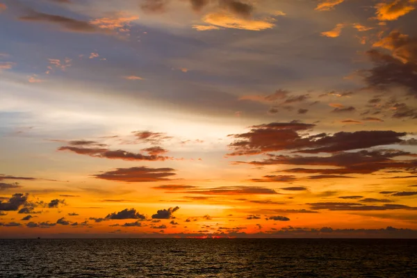 Vacker solnedgång på stranden i Thailand. — Stockfoto
