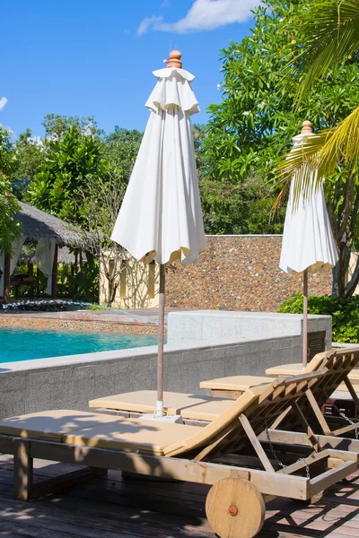 Swimming pool in tropical resort — Stock Photo, Image