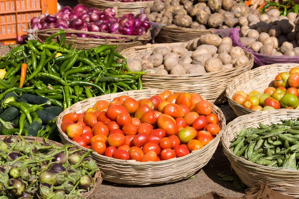 Овощи на рынке в Индии — стоковое фото