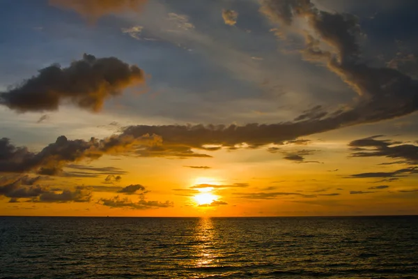 Beautiful sunset on the beach in Thailand — Stock Photo, Image