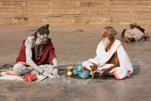 Sadhu est assis sur le ghat le long de la rivière Ganges à Varanasi, Inde . — Photo