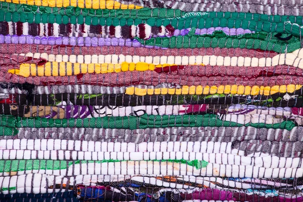 Tapete índio colorido feito de pedaços de tecido — Fotografia de Stock