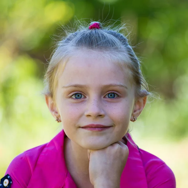 Söt liten flicka på naturen i sommardag — Stockfoto