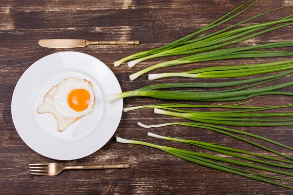 Egg , chives, plate, knife and fork — Stock Photo, Image