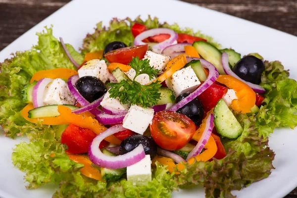 Πολύχρωμο ελληνική σαλάτα από φρέσκα λαχανικά — Φωτογραφία Αρχείου
