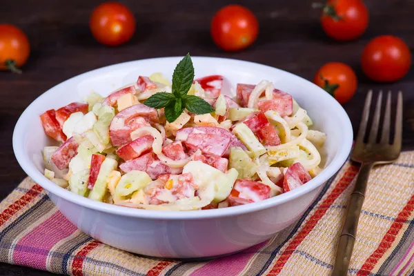 Insalata di pomodoro con cetriolo e cipolla — Foto Stock