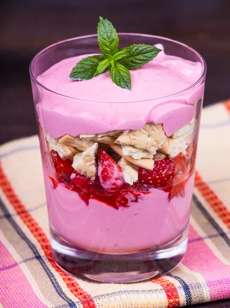 Batido de fresa y frambuesa con queso crema —  Fotos de Stock