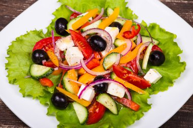 Taze sebze renkli Yunan salatası