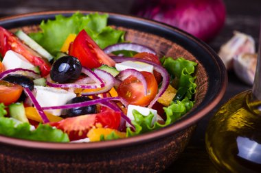 Taze sebze renkli Yunan salatası