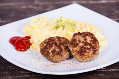 Kızarmış pirzola ve patates püresi.