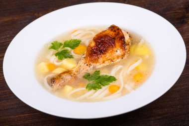 tavuk çorbası erişte ve sebze ile