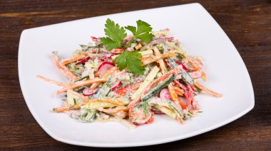 Krema soslu sebze salatası