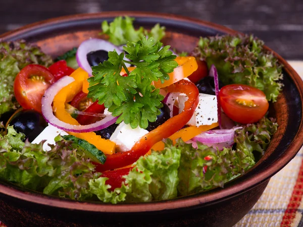 Ensalada griega fresca de verduras coloridas — Foto de Stock