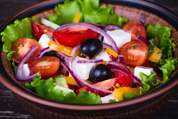 Πολύχρωμο ελληνική σαλάτα από φρέσκα λαχανικά — Φωτογραφία Αρχείου