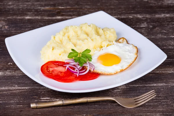 Purée de pommes de terre aux œufs frits et tomate — Photo