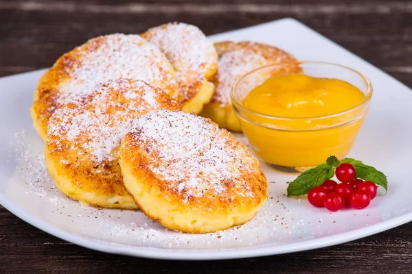 Ost pannkakor med honung — Stockfoto