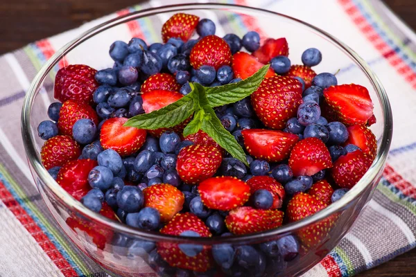 Fruktsallad med jordgubbar och blåbär — Stockfoto