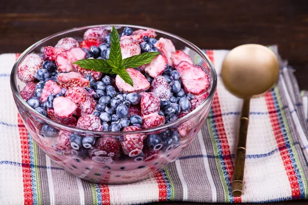 Çilekli ve yaban mersinli meyve salatası — Stok fotoğraf