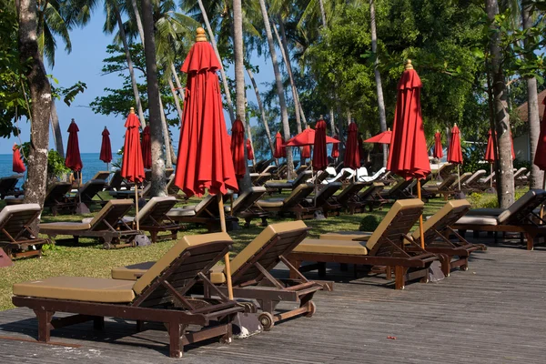 Tropical beach chair next to the sea — Stock Photo, Image