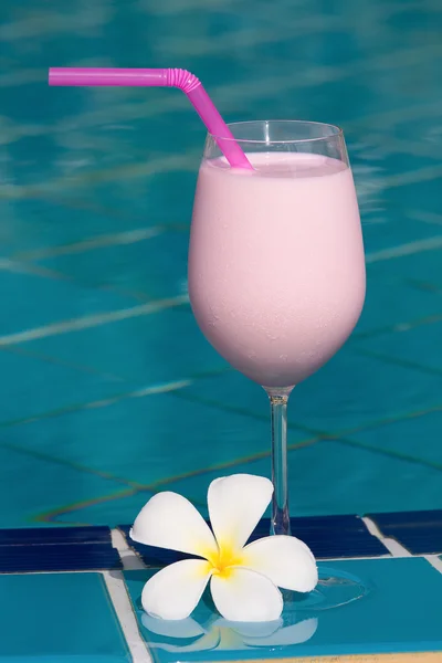 Batido de fresa y frambuesa en la piscina — Foto de Stock