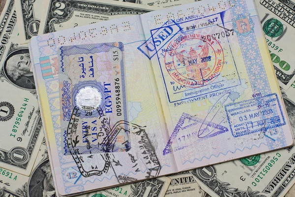 Pasaporte con sellos con nosotros dólar, concepto de viaje —  Fotos de Stock