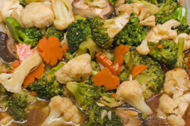 Brokoli Salatası, havuç ve mantar