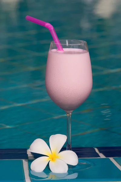 Strawberry and raspberry shake at the swimming pool — Stock Photo, Image