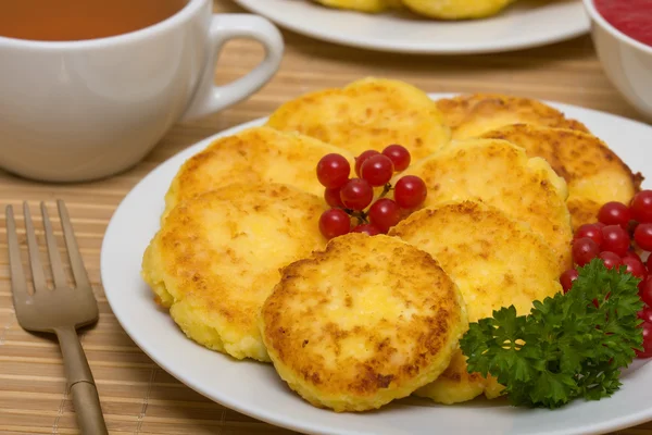 Tortitas de queso dulce en un plato —  Fotos de Stock