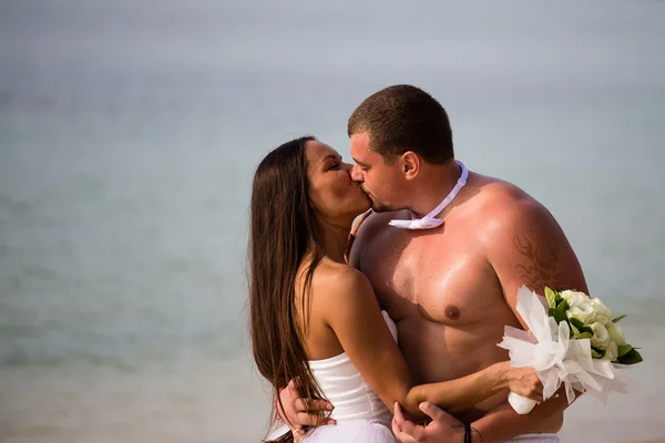 Brautpaar küsst sich am Hochzeitstag im Freien — Stockfoto