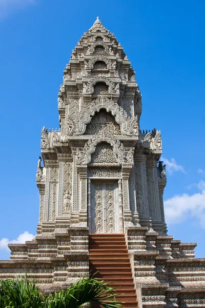 Buddhist temple in Phnom Penh, Cambodia . — стокове фото