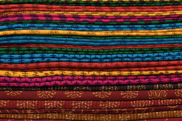 Kupie tkaniny tkaniny na lokalnym rynku w Indiach. — Zdjęcie stockowe