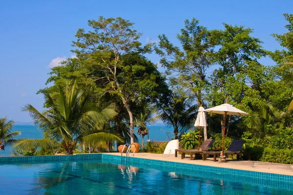 Swimmingpool nära havet — Stockfoto