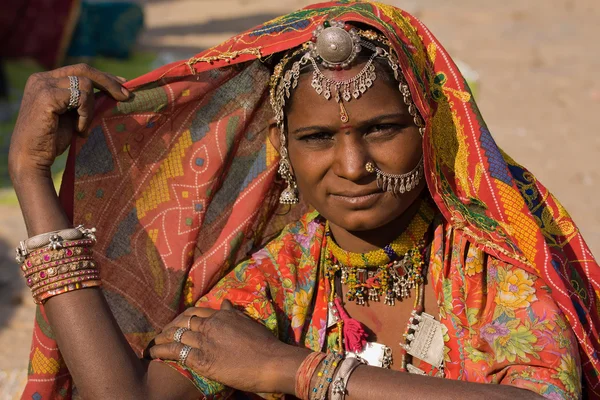 Porträtt av en Indien rajasthani kvinna Royaltyfria Stockbilder