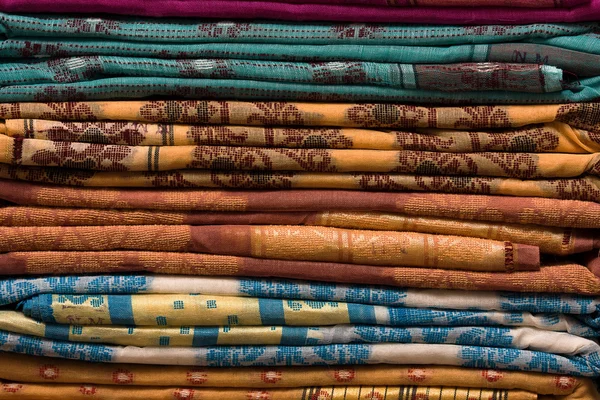 Heap of cloth fabrics at a local market in India. — Stock Photo, Image