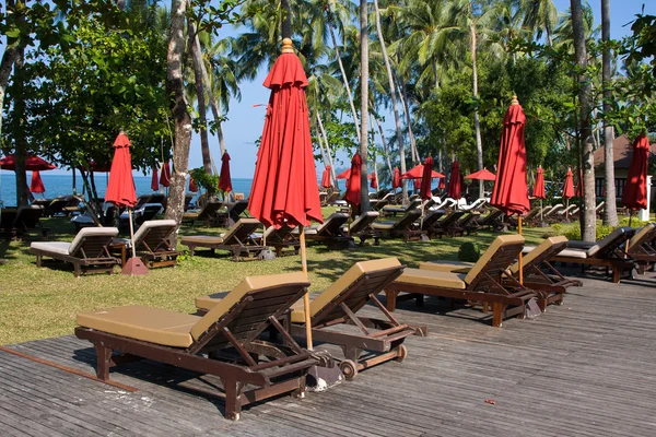 Tropical beach chair next to the sea — Stock Photo, Image