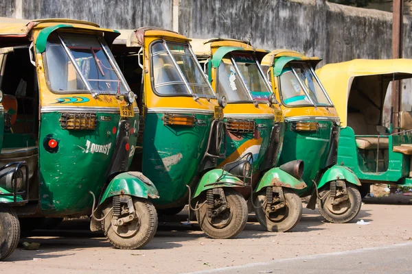 Auto rickshaw taxis en una carretera en Agra, India . — Foto de Stock