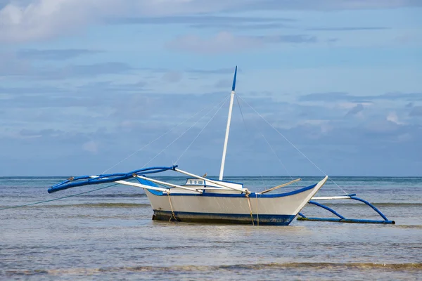 Barcos esperando a que los turistas viajen entre las islas. El Nido, Filipinas — Foto de Stock