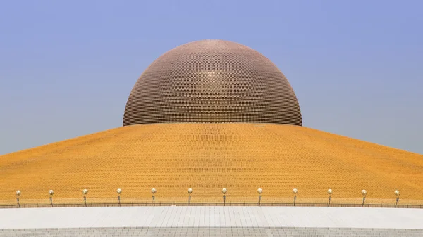 Wat Phra Dhammakaya  is a Buddhist temple in Bangkok, Thailand — Stock Photo, Image