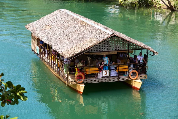 Egzotyczne rejs łodzią z turystów na rzece dżungli. Wyspa bohol, filipińskie. — Zdjęcie stockowe