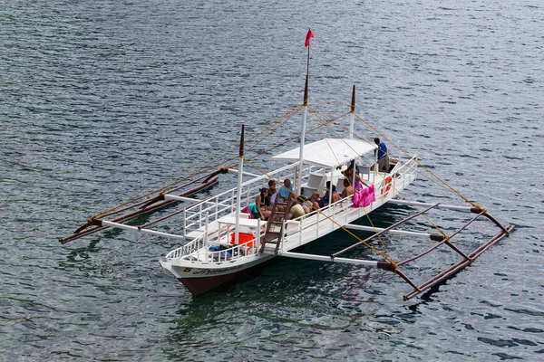 Boot mit Touristen im Meer. el nido, Philippinen. — Stockfoto