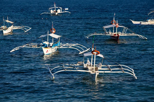 Toeristische boten aan de zee in eiland panglao, Filippijnen. — Stockfoto