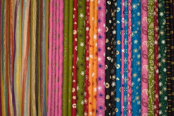 Stoffe auf einem lokalen Markt in Indien. — Stockfoto