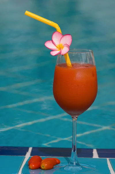 Jugo de tomate en la piscina — Foto de Stock