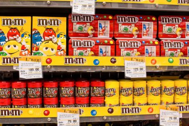 çikolata şeker m & M'nin süpermarket siam paragon Bangkok raflara seçimi.