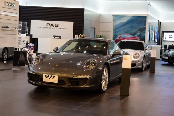 Porsche 911 carrera s auto tentoongesteld in de siam paragon mall in bangkok — Stockfoto