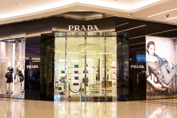 Framifrån av prada butiken i siam paragon köpcenter, bangkok — Stockfoto