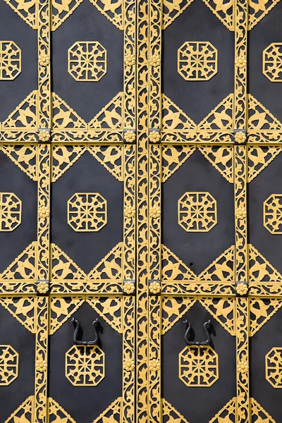 Ornamented gold door. Golden decoration of the door to Cathedral of the Dormition in Kiev Pechersk Lavra - famous monastery inscribed on UNESCO world heritage list. Ukrainian landmark. — Stock Photo, Image