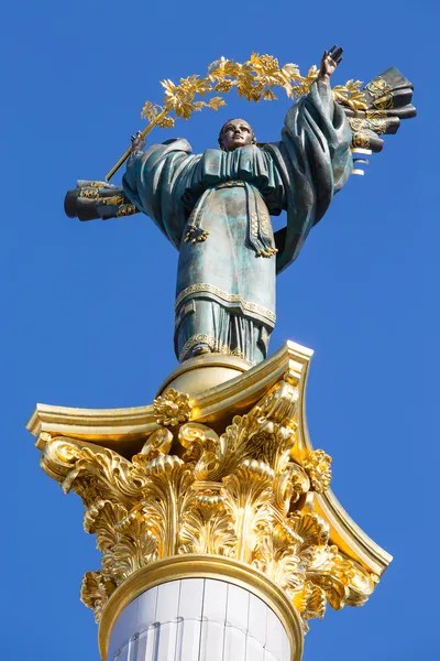 कीव, युक्रेन मध्ये स्वातंत्र्य स्मारक. कीव, युक्रेनच्या मध्यभागी उंच स्तंभावर उभे असलेले तांबे आणि सोन्याचे प्लेटेड बनलेले देवदूताची ही मूर्ती आहे . — स्टॉक फोटो, इमेज