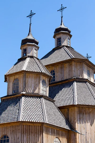 Iglesia ortodoxa antigua ucraniana de madera en verano en el museo de Pirogovo, Kiev, Ucrania —  Fotos de Stock